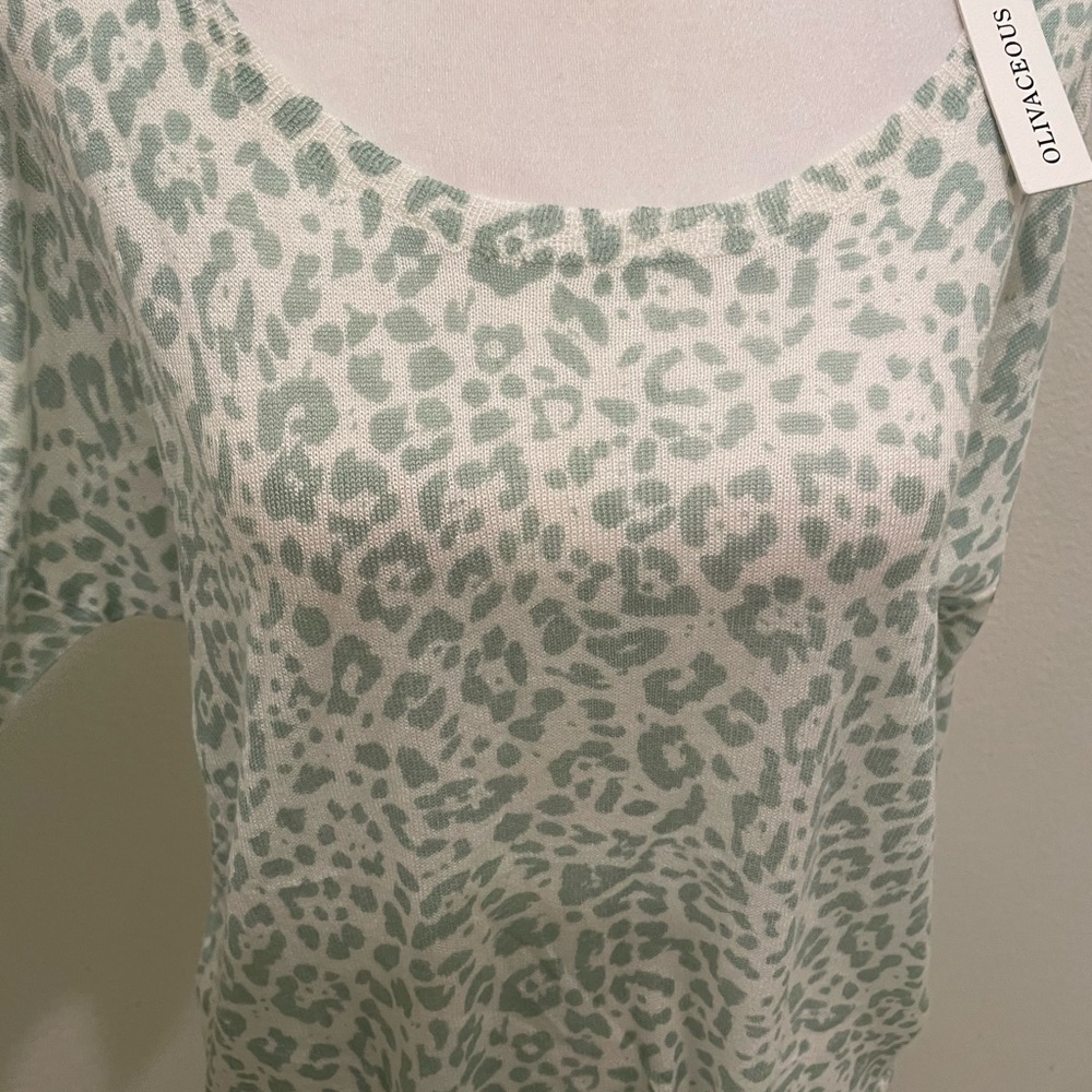NWT Olivaceous Long Sleeve Top Women’s L Pistachio Green​​​​​​ - Picture 4 of 5